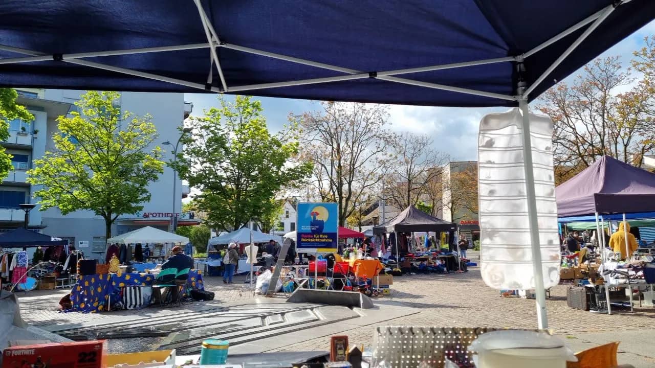 FLOSCH Schwamendingen Flohmarkt - Mercatino delle pulci a Zurigo