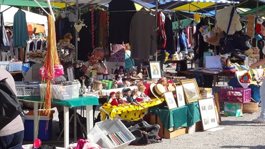 Flohmarkt Chilbiplatz Duebendorf - Flea market in Zurich