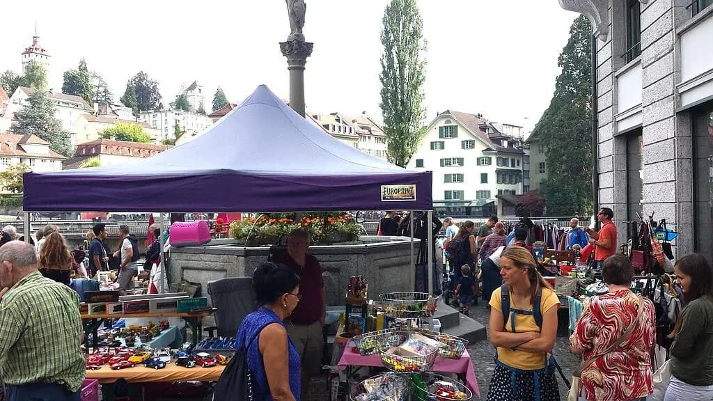 Luzerner Flohmarkt Vögeligärtli - Mercatino delle pulci a Luzern