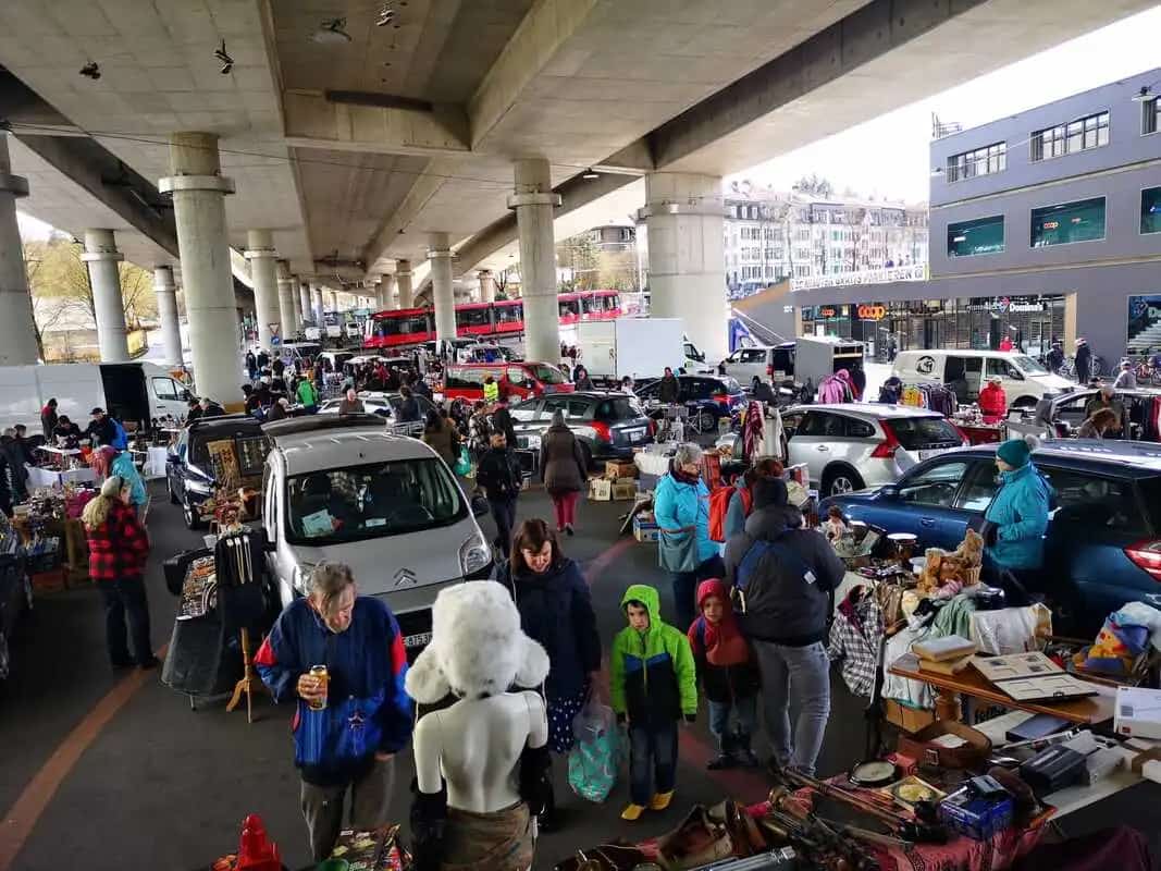 Grosser Floh- und Raritaetenmarkt Europaplatz - Mercatino delle pulci a Berna