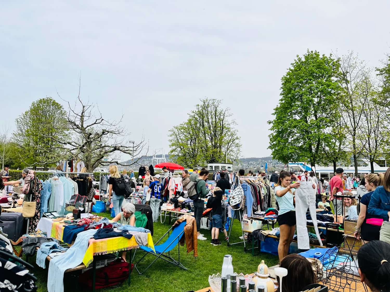 Flohmarkt am See Wollishofen - Flohmarkt in Zürich
