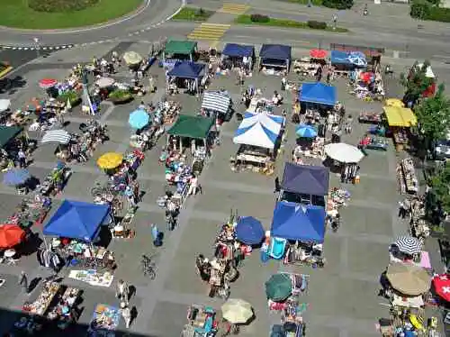 Flohmarkt Rathausplatz Wettingen - Flea market in Baden