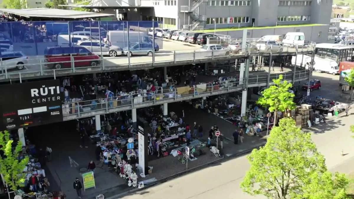 Flohmarkt Rueticenter Pratteln - Mercatino delle pulci a Basel