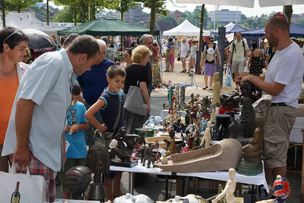 Flohmarkt Theaterplatz Baden - Marché aux puces à Baden
