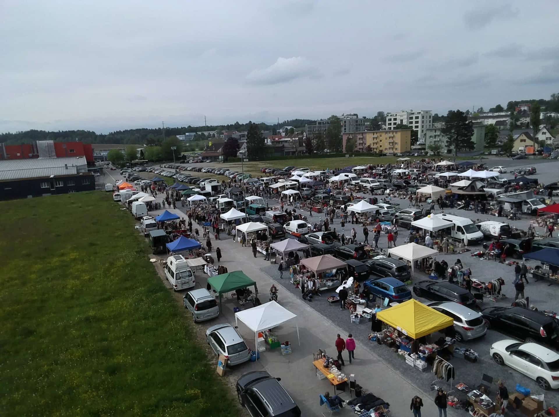 Grosser Aussen-Flohmarkt Wetzikon - Flea market in Zurich
