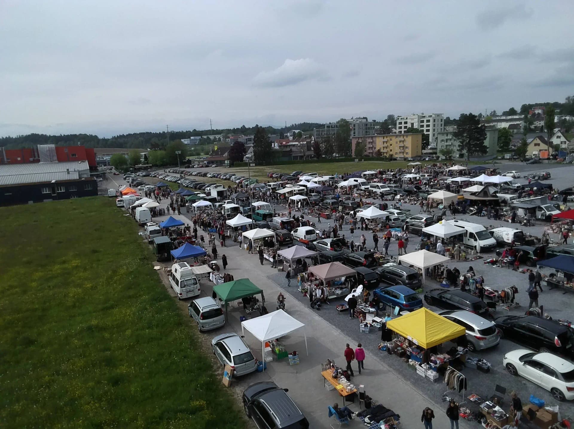 Grosser Aussen-Flohmarkt Wetzikon - Marché aux puces à Zürich