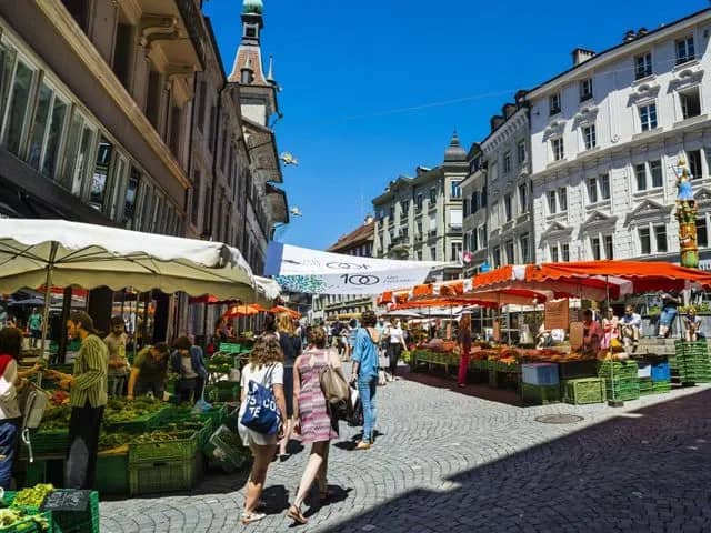 Marche de Rumine (Mardi) - Marché aux puces à Lausanne